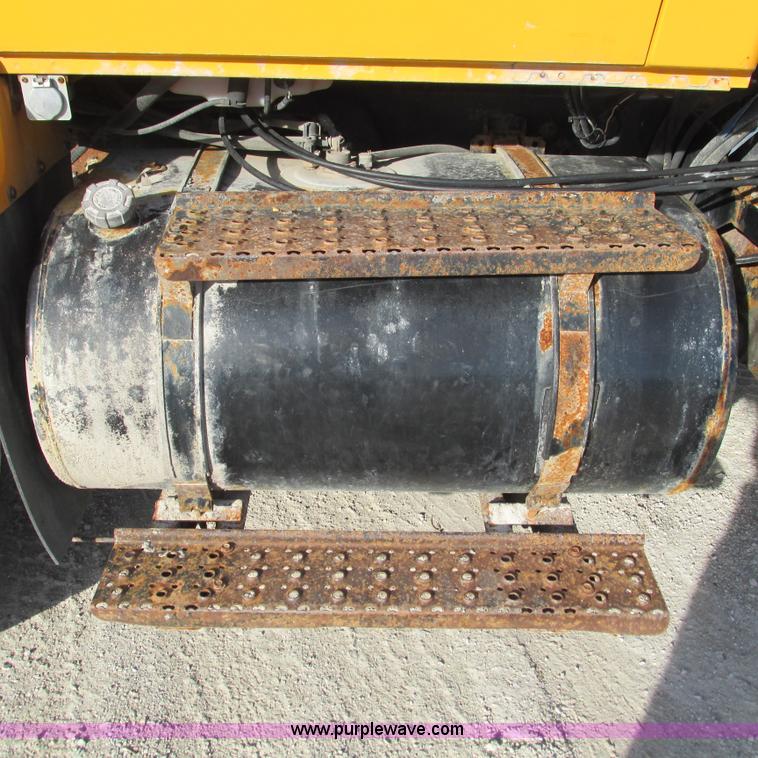 image for item L5368 2003 International 7400 dump truck