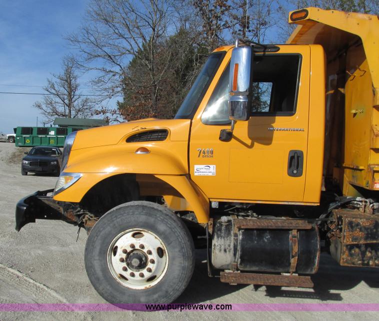 image for item L5368 2003 International 7400 dump truck