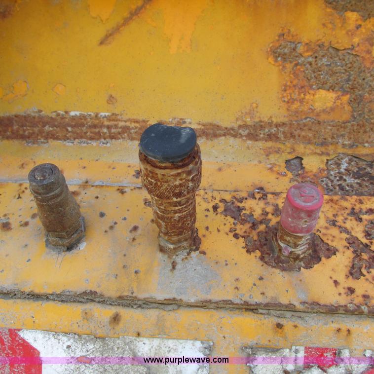 image for item L5368 2003 International 7400 dump truck