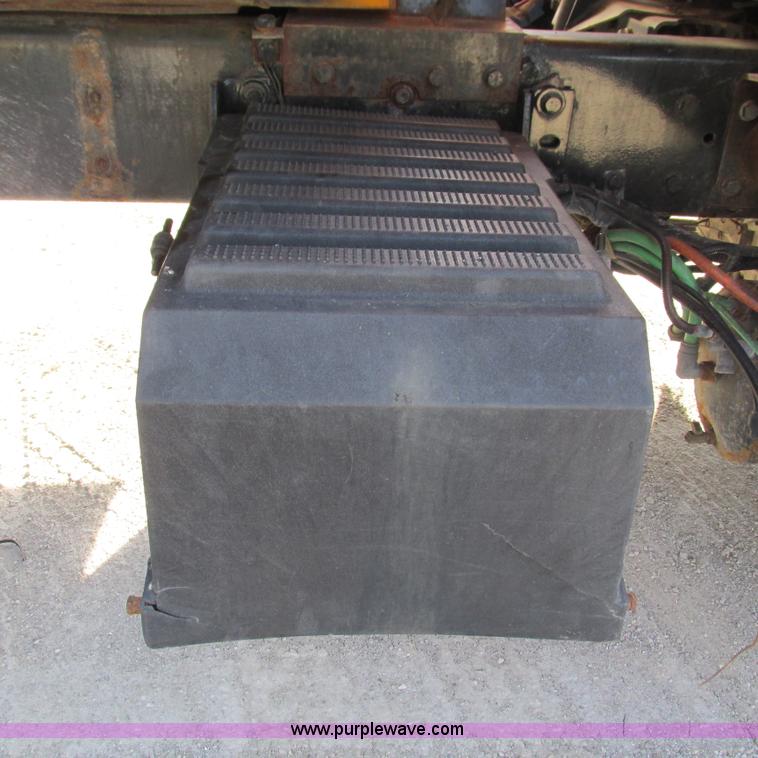 image for item L5368 2003 International 7400 dump truck