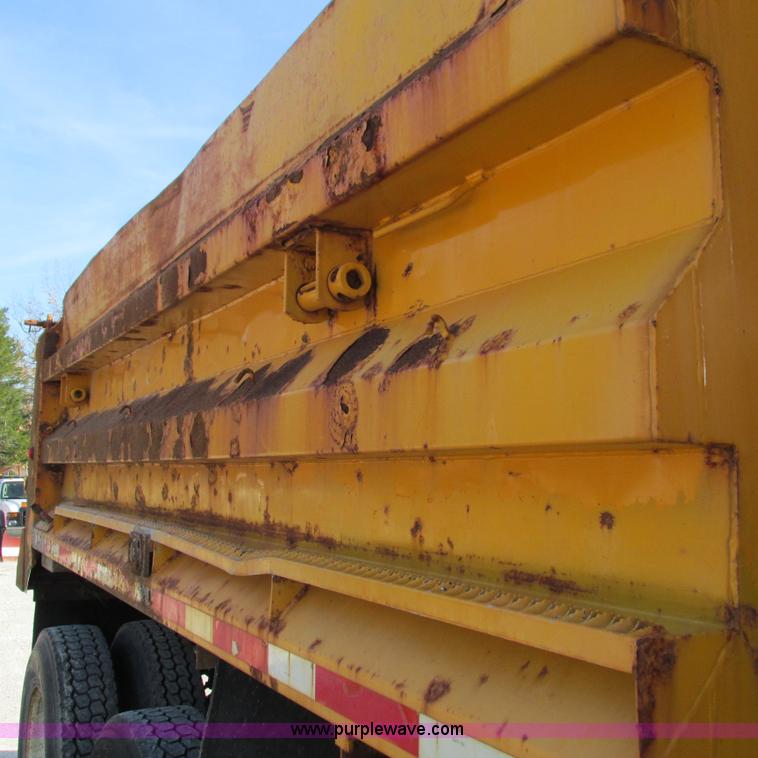 image for item L5368 2003 International 7400 dump truck