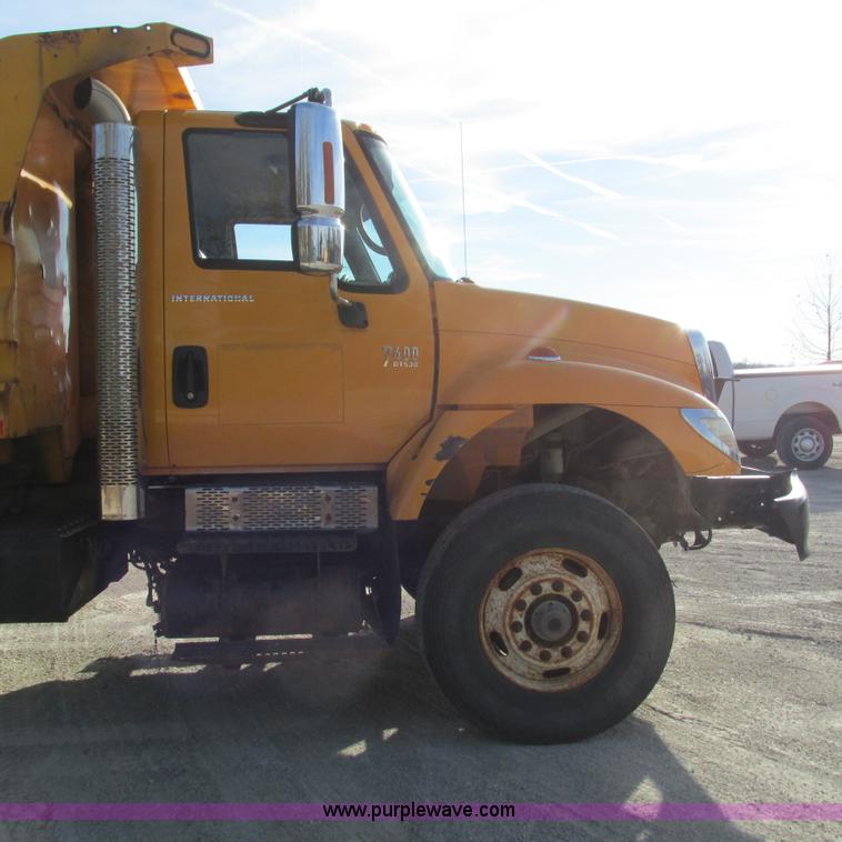 image for item L5368 2003 International 7400 dump truck