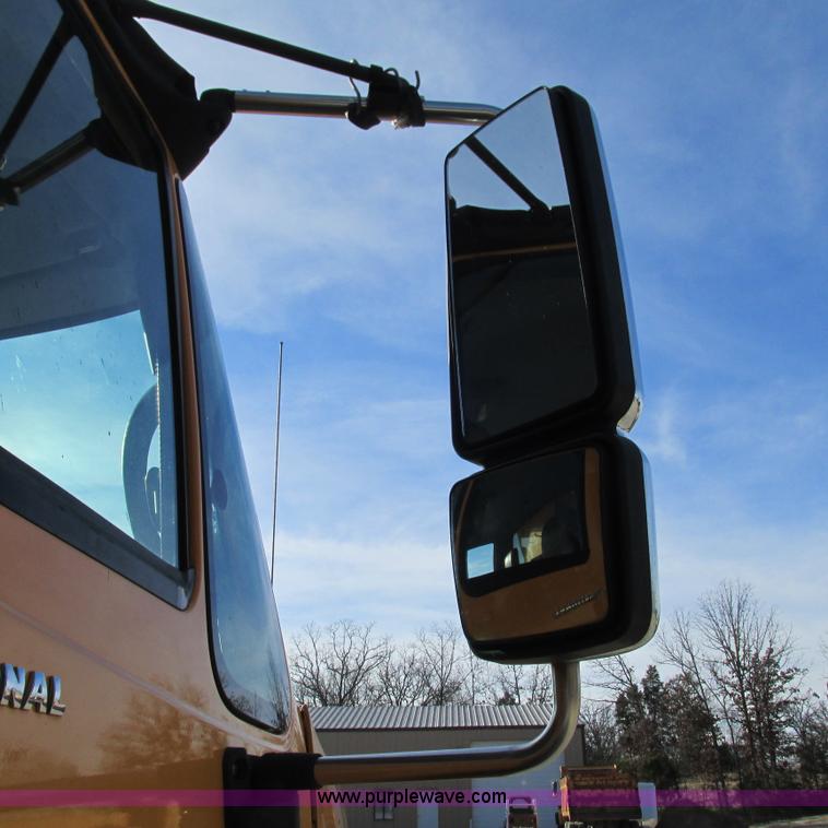 image for item L5368 2003 International 7400 dump truck