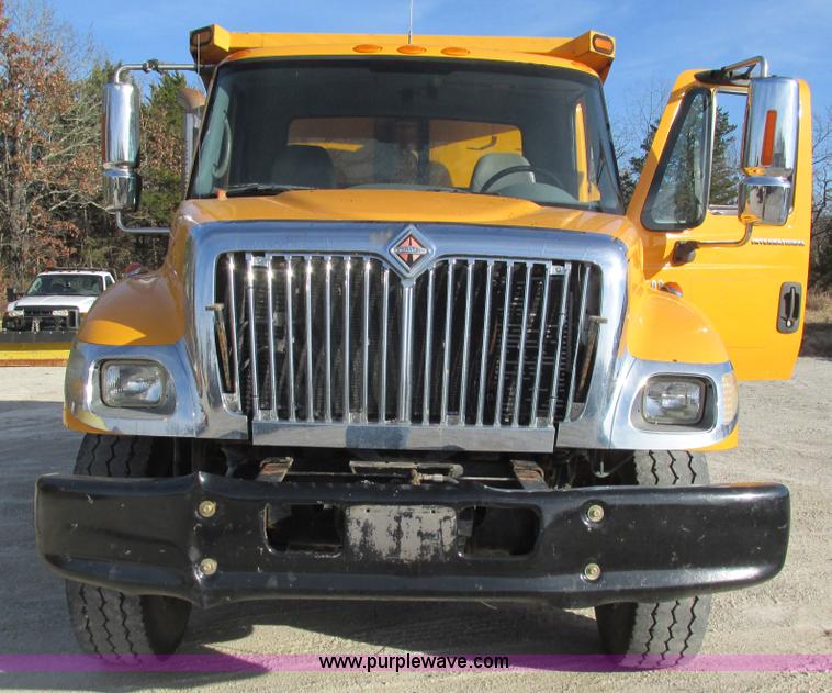 image for item L5368 2003 International 7400 dump truck