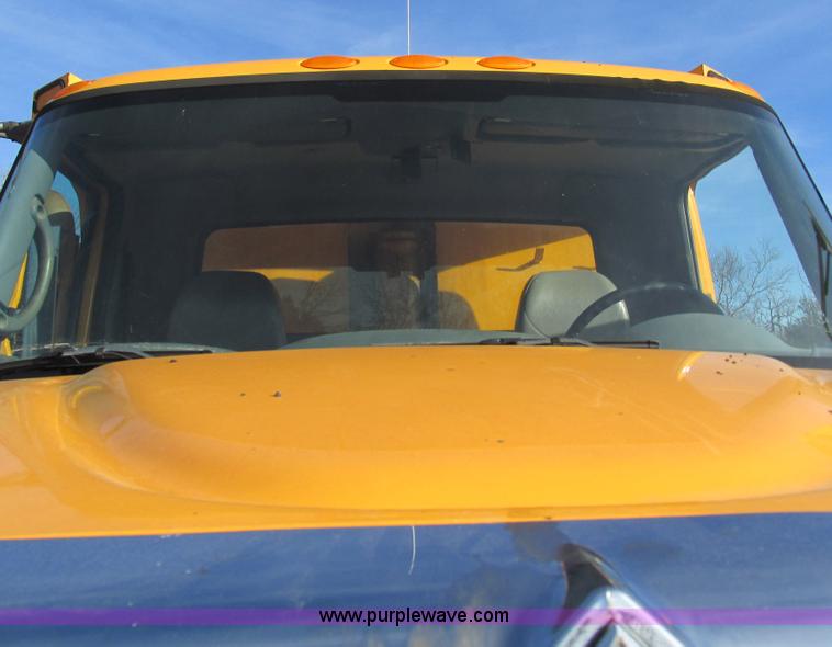 image for item L5368 2003 International 7400 dump truck