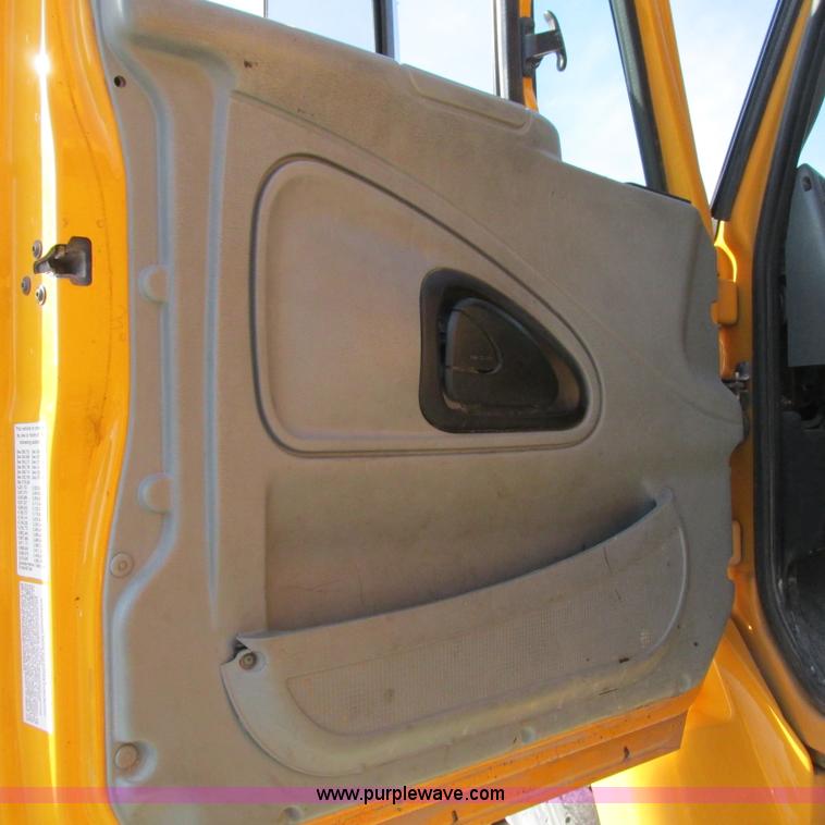image for item L5368 2003 International 7400 dump truck