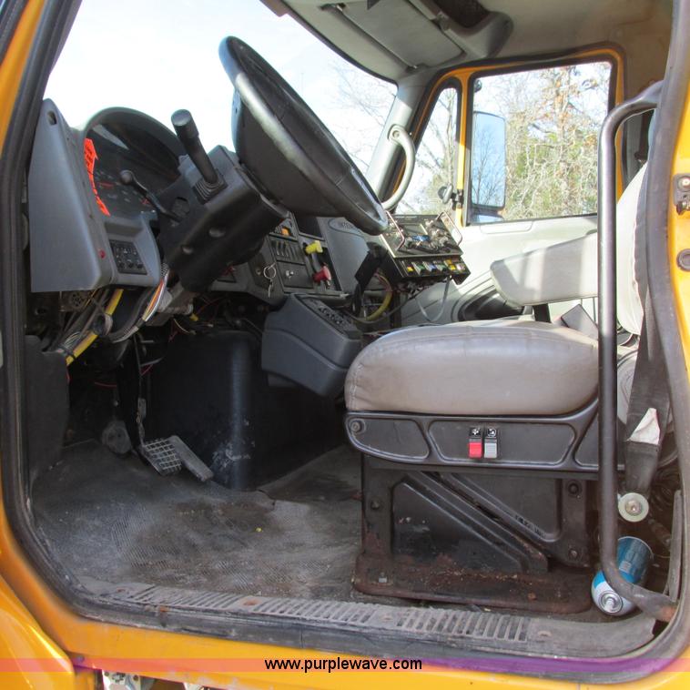 image for item L5368 2003 International 7400 dump truck