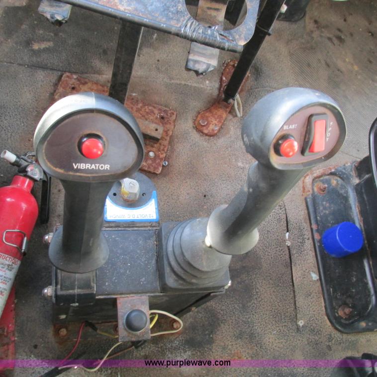 image for item L5368 2003 International 7400 dump truck