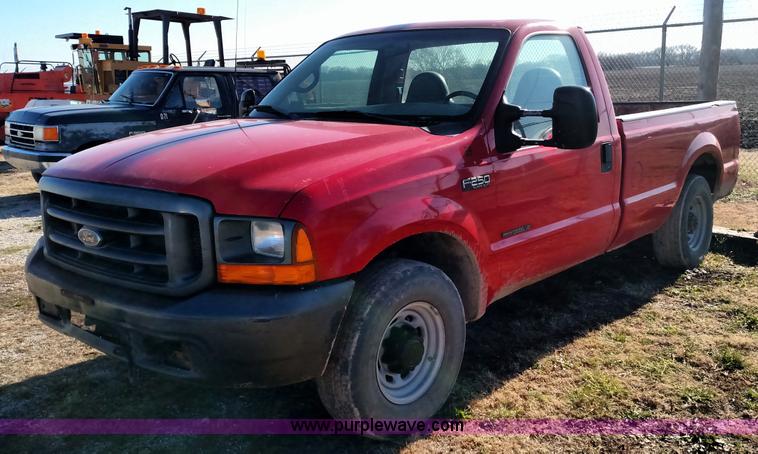 image for item L6065 1999 Ford F250 Super Duty pickup truck