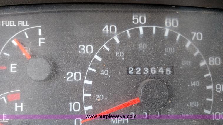 image for item L6065 1999 Ford F250 Super Duty pickup truck