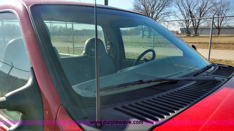 image for item L6065 1999 Ford F250 Super Duty pickup truck