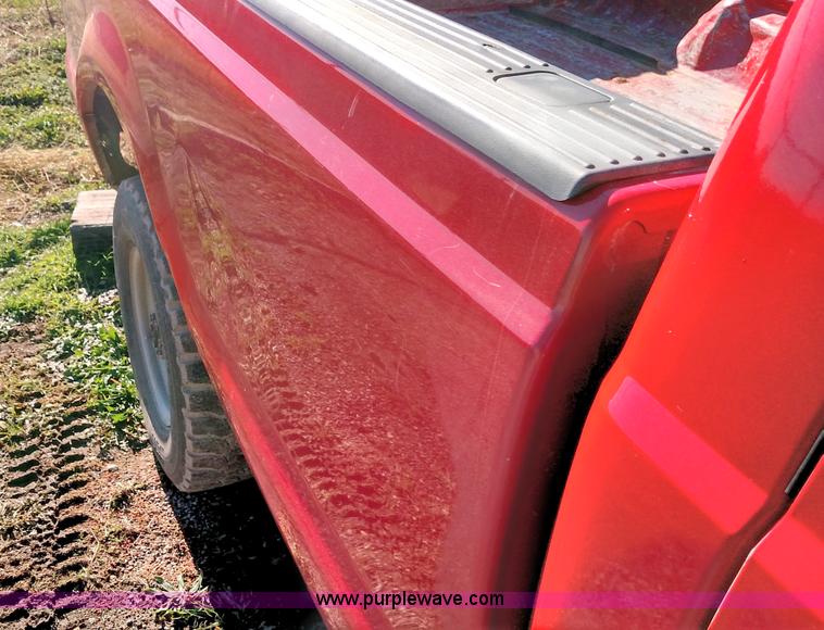 image for item L6065 1999 Ford F250 Super Duty pickup truck