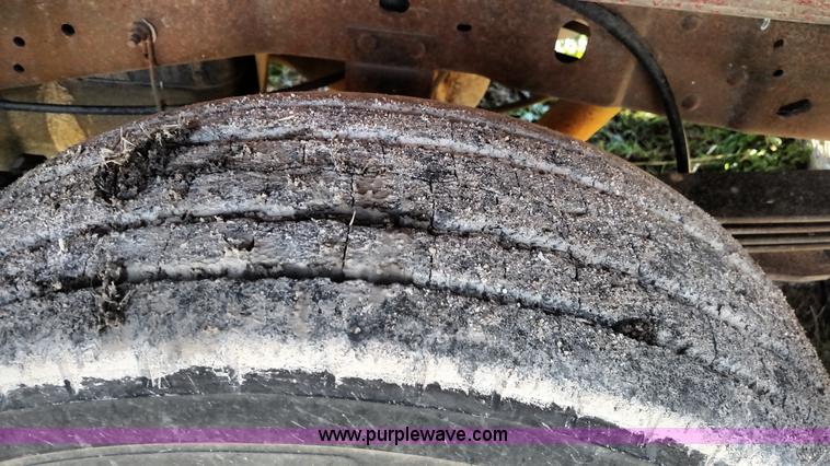 image for item L6065 1999 Ford F250 Super Duty pickup truck