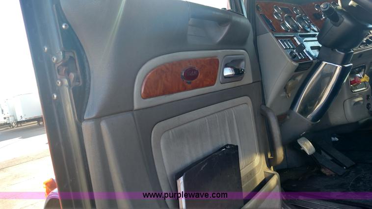 image for item L6073 2006 Peterbilt 379 semi truck