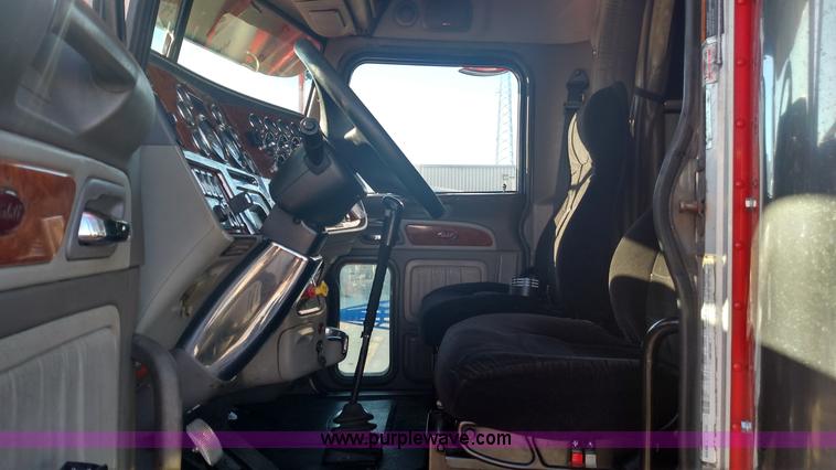 image for item L6073 2006 Peterbilt 379 semi truck