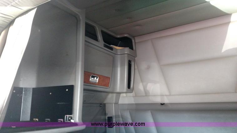 image for item L6073 2006 Peterbilt 379 semi truck