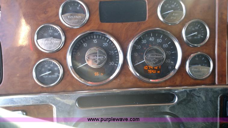 image for item L6073 2006 Peterbilt 379 semi truck