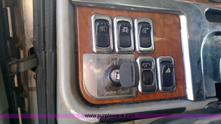 image for item L6073 2006 Peterbilt 379 semi truck