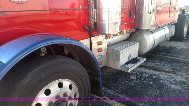 image for item L6073 2006 Peterbilt 379 semi truck