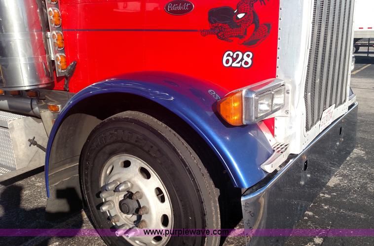 image for item L6073 2006 Peterbilt 379 semi truck