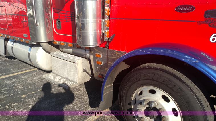 image for item L6073 2006 Peterbilt 379 semi truck