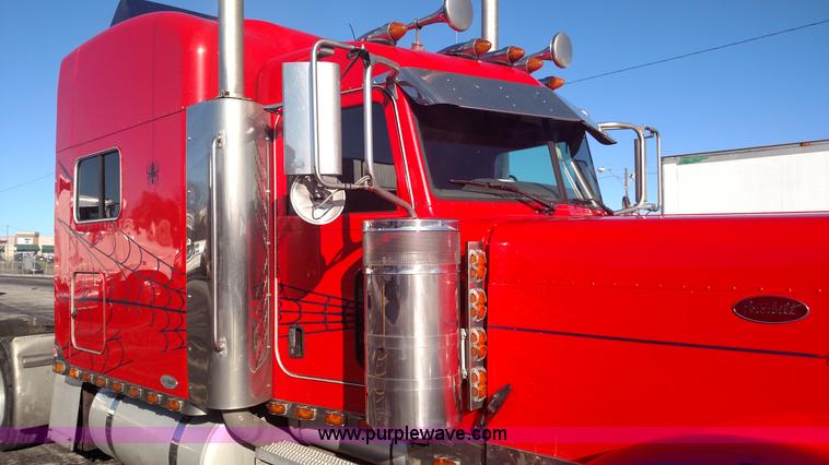 image for item L6073 2006 Peterbilt 379 semi truck