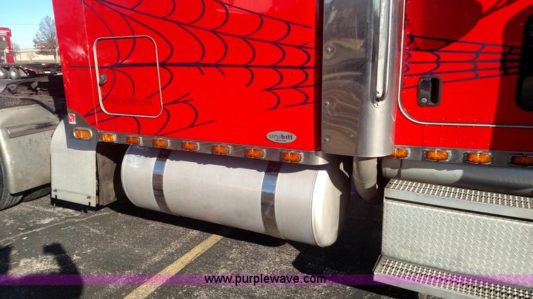 image for item L6073 2006 Peterbilt 379 semi truck