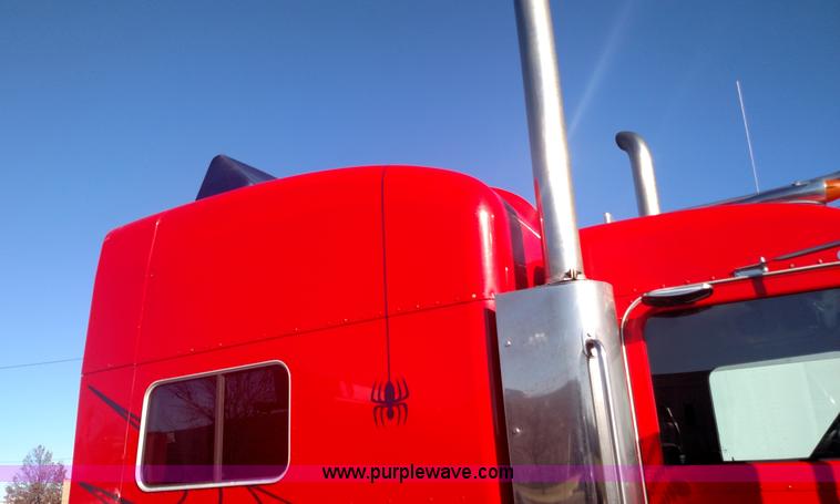 image for item L6073 2006 Peterbilt 379 semi truck