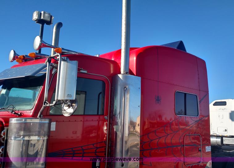 image for item L6073 2006 Peterbilt 379 semi truck
