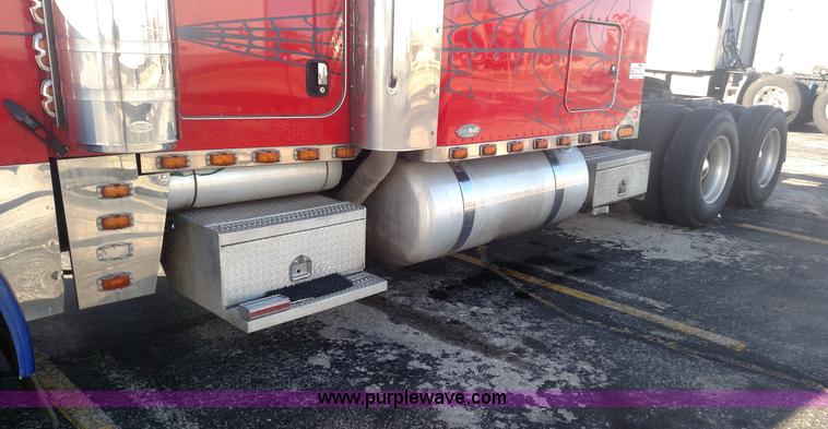 image for item L6073 2006 Peterbilt 379 semi truck