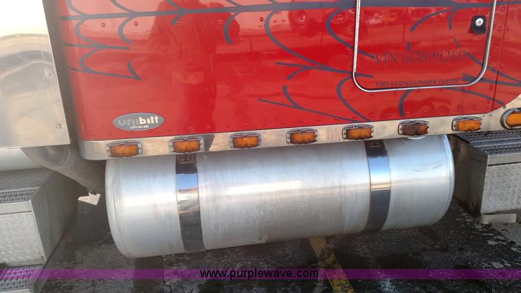 image for item L6073 2006 Peterbilt 379 semi truck