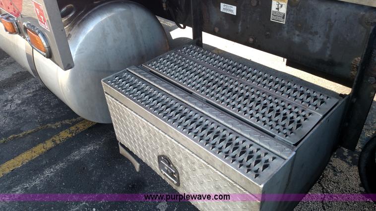 image for item L6073 2006 Peterbilt 379 semi truck