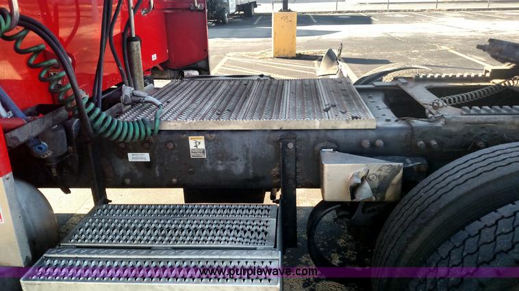 image for item L6073 2006 Peterbilt 379 semi truck