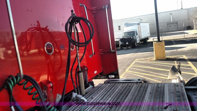 image for item L6073 2006 Peterbilt 379 semi truck