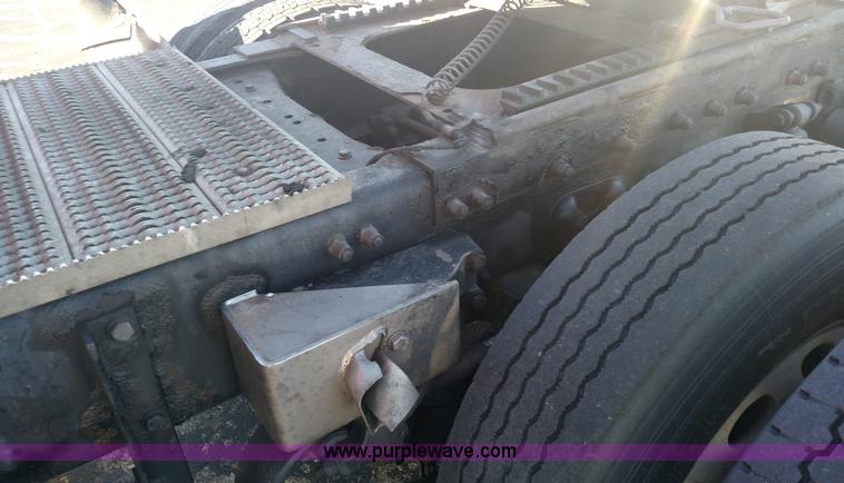 image for item L6073 2006 Peterbilt 379 semi truck