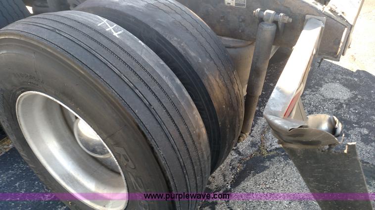 image for item L6073 2006 Peterbilt 379 semi truck