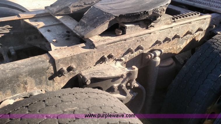 image for item L6073 2006 Peterbilt 379 semi truck