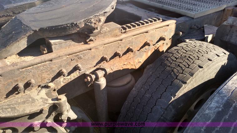 image for item L6073 2006 Peterbilt 379 semi truck