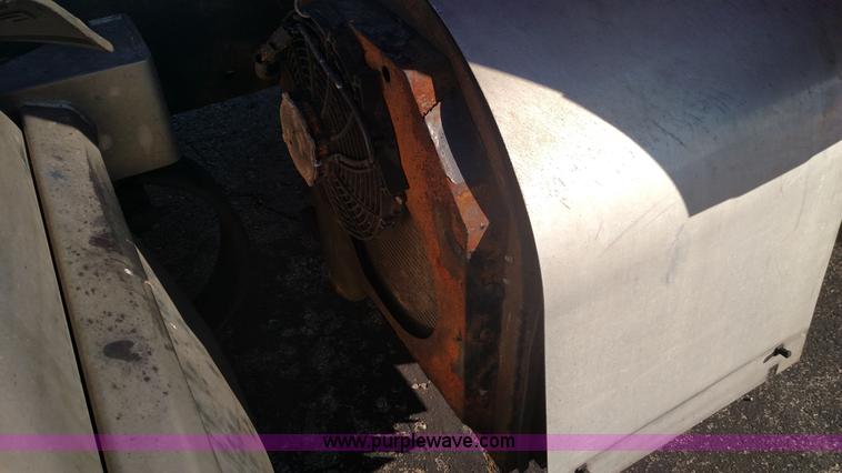 image for item L6073 2006 Peterbilt 379 semi truck