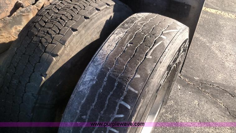 image for item L6073 2006 Peterbilt 379 semi truck