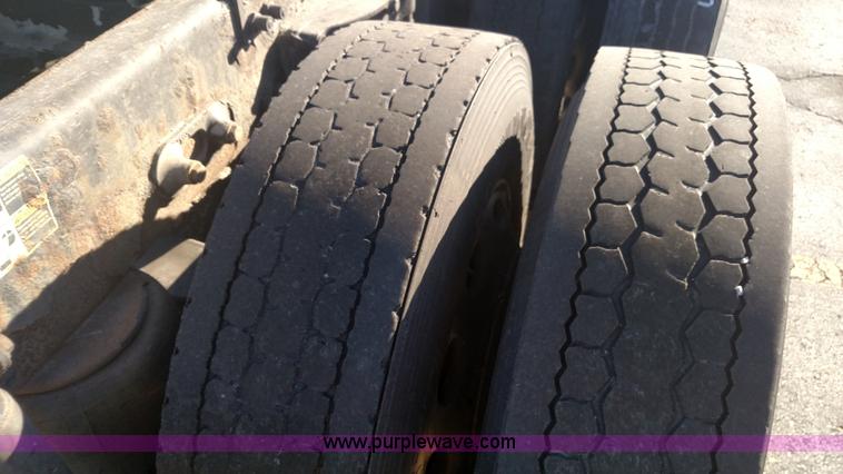 image for item L6073 2006 Peterbilt 379 semi truck