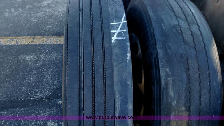 image for item L6073 2006 Peterbilt 379 semi truck