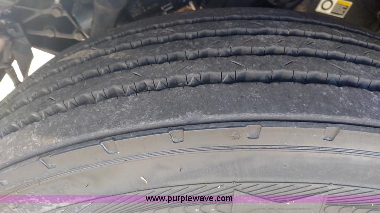 image for item L6073 2006 Peterbilt 379 semi truck