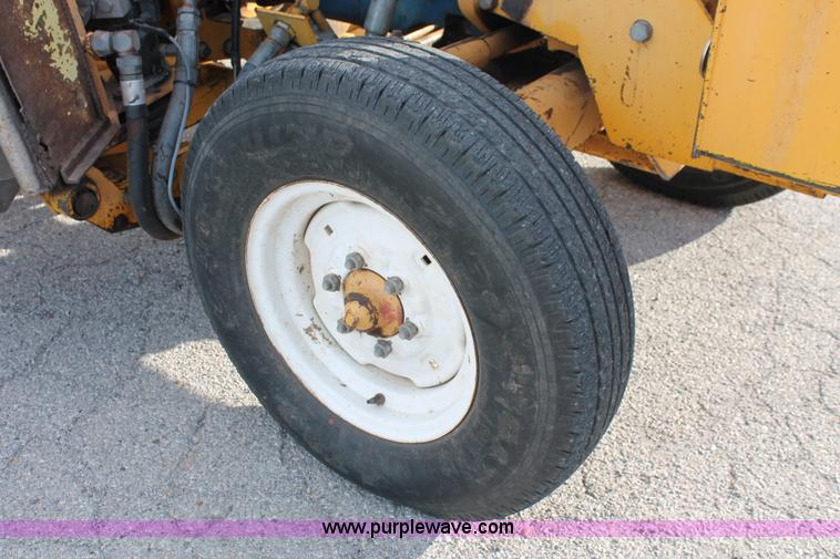 image for item AO9428 1988 Ford New Holland 6610 Tiger Special tractor