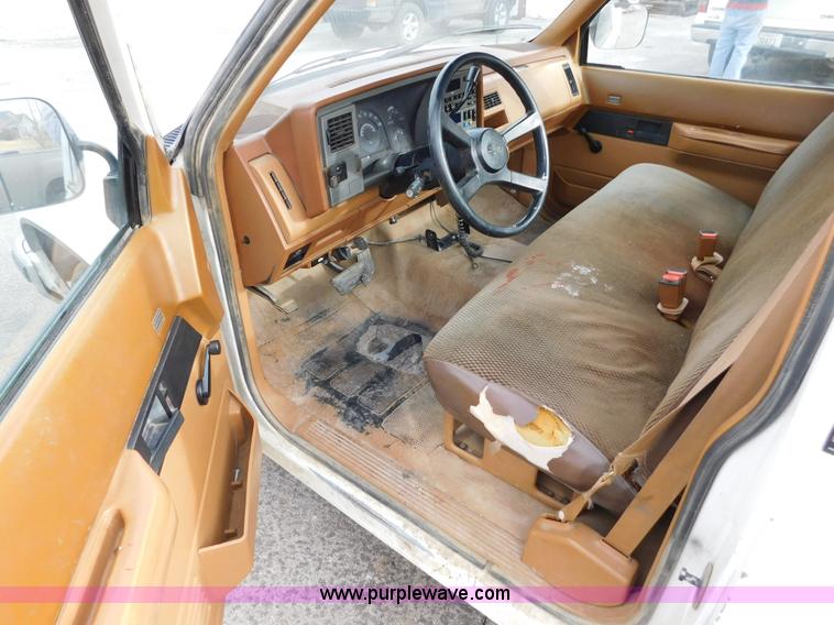 image for item AW9297 1989 Chevrolet Scottsdale 1500 pickup truck