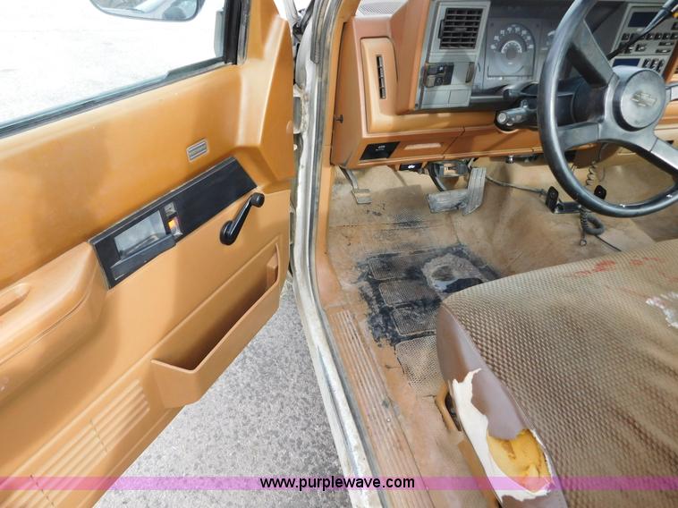 image for item AW9297 1989 Chevrolet Scottsdale 1500 pickup truck