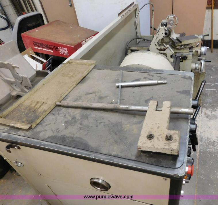 image for item AW9310 Doall Doall16 engine lathe