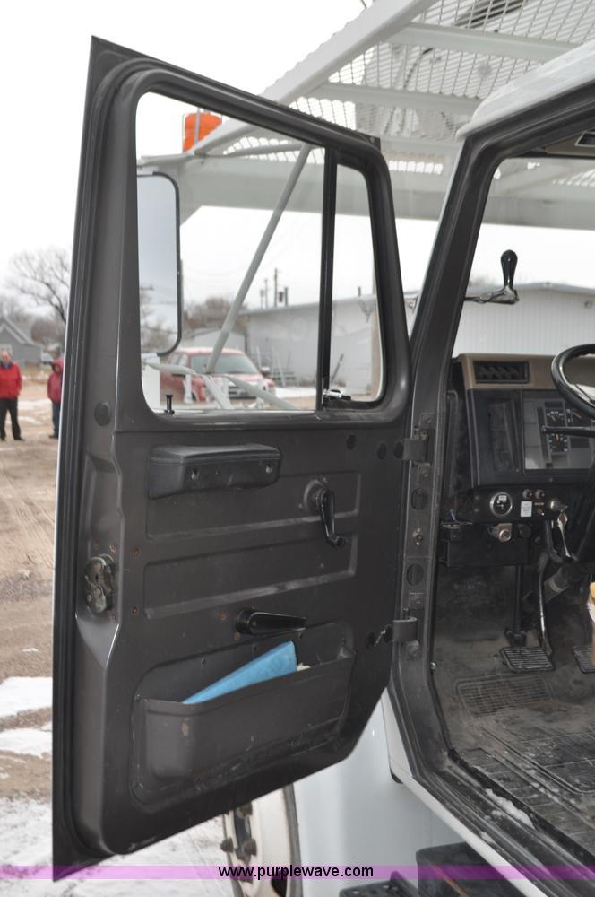 image for item G7044 1993 International 4600 service truck