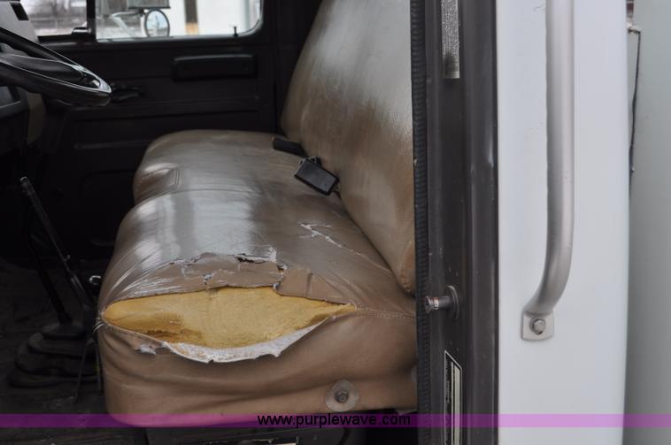 image for item G7044 1993 International 4600 service truck