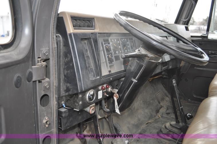 image for item G7044 1993 International 4600 service truck